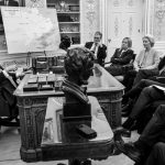 Black and white photo of Donald Trump meeting with European leaders, including Giorgia Meloni and Ursula von der Leyen, in the Oval Office.