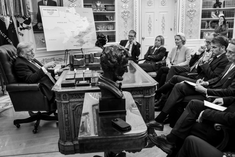 Black and white photo of Donald Trump meeting with European leaders, including Giorgia Meloni and Ursula von der Leyen, in the Oval Office.