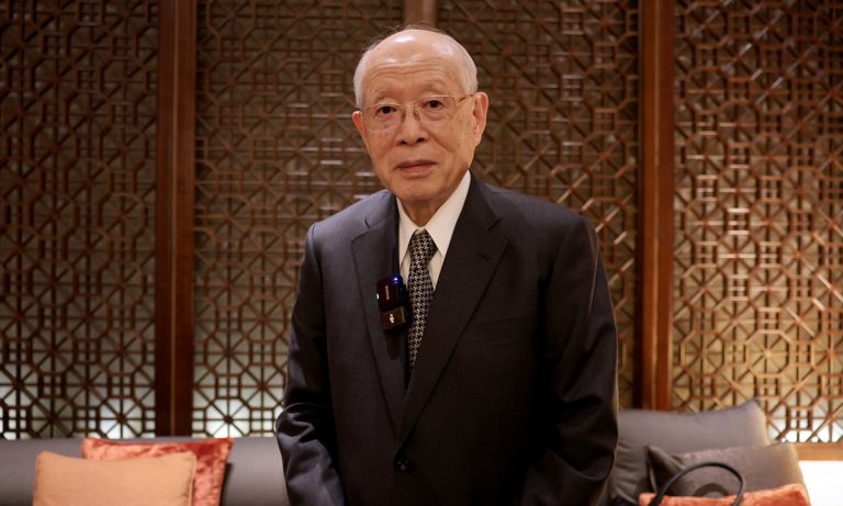 A Nobel Laureate speaking about the impact of artificial intelligence on human thinking.