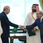 Turkish President Recep Tayyip Erdoğan shaking hands with Pakistani Prime Minister Shehbaz Sharif alongside Saudi Crown Prince Mohammed bin Salman.
